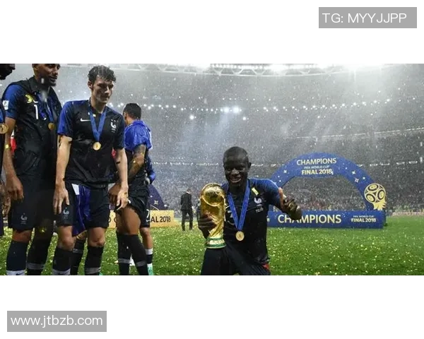 足球明星醉酒狂欢视频曝光引发热议球迷反应两极分化